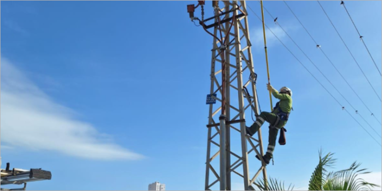 operario en una torre eléctrica