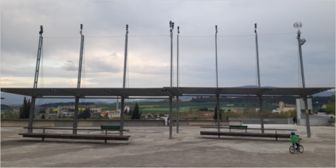 Microaerogeneradores eléctricos colocados en pérgolas vuelcan energía a la red en Pamplona