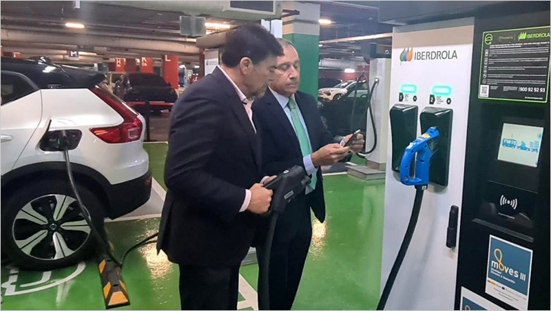 Recarga de vehículo eléctrico en Alicante.