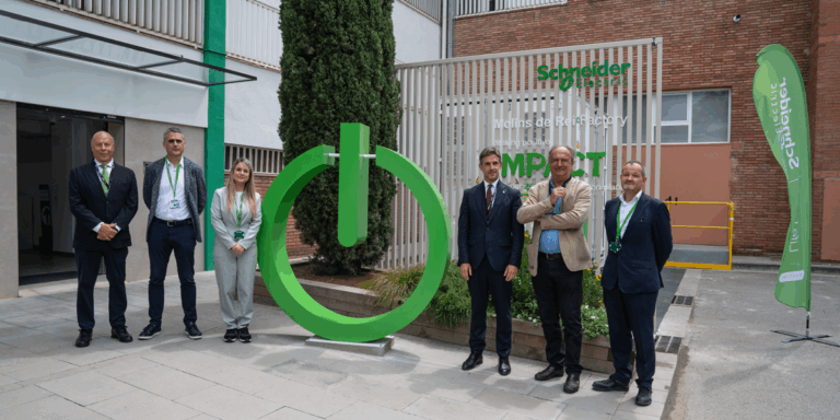 acto para celebrar el hito de conseguir ser una fábrica Cero CO2 e inaugurar la microgrid
