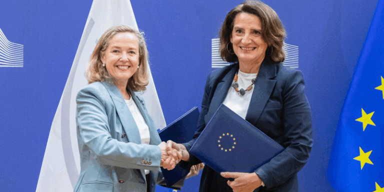 La presidenta del BEI, Nadia Calviño, y la vicepresidenta ejecutiva de la Comisión Europea, Teresa Ribera.