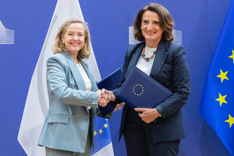 La presidenta del BEI, Nadia Calviño, y la vicepresidenta ejecutiva de la Comisión Europea, Teresa Ribera.