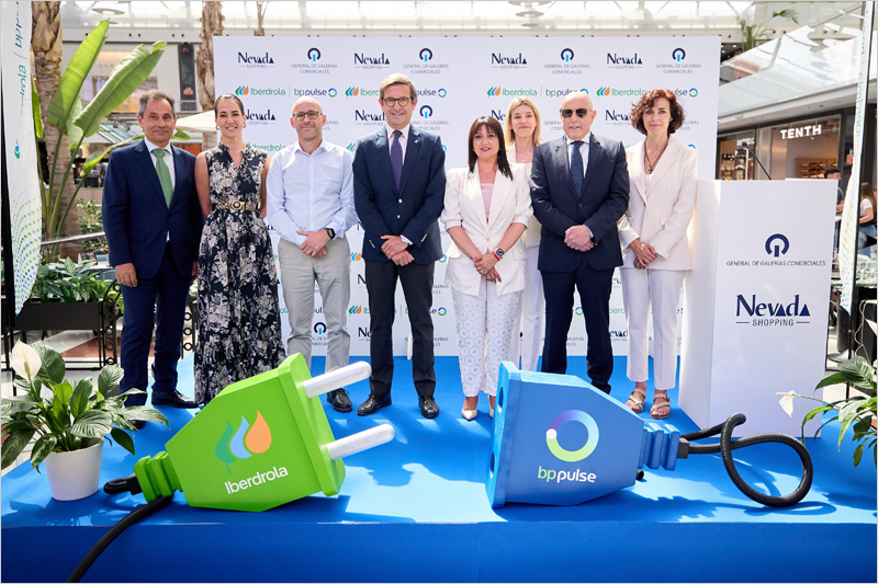 autoridades en el acto de inauguración