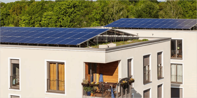 Viviendas con placas solares.