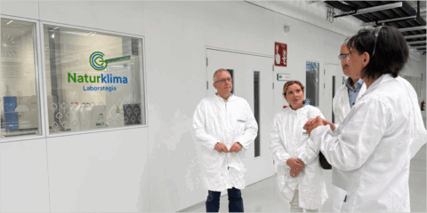 Acuerdo para dotar de equipamiento al laboratorio Naturklima en Donostia e impulsar el reciclaje de baterías