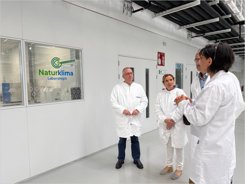 Acuerdo para dotar de nuevo equipamiento a un laboratorio de Donostia e impulsar el reciclaje de baterías