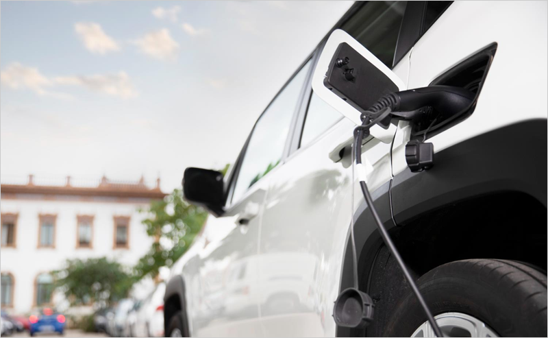 Vehículo eléctrico recargándose.