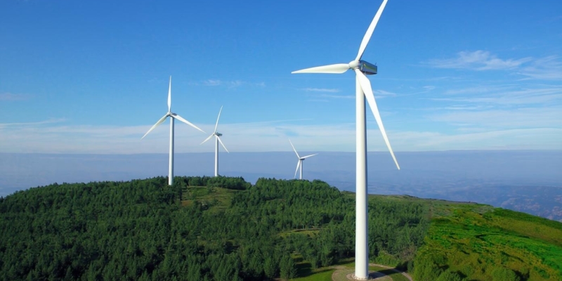 Imagen hiperrealista mostrando dos aerogeneradores en un campo, representando energía eólica.
