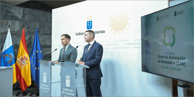 El consejero de Transición Ecológica y Energía, Mariano H. Zapata, y el presidente del Cabildo de Lanzarote, Oswaldo Betancort, en la firma del protocolo.