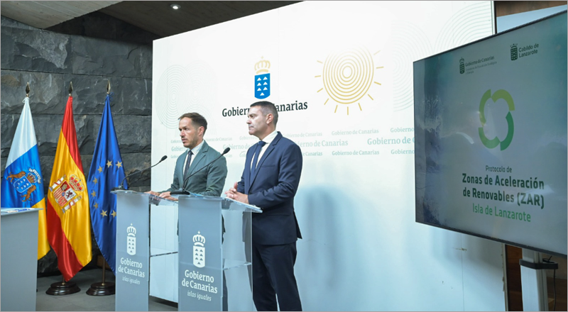 El consejero de Transición Ecológica y Energía, Mariano H. Zapata, y el presidente del Cabildo de Lanzarote, Oswaldo Betancort, en la firma del protocolo.