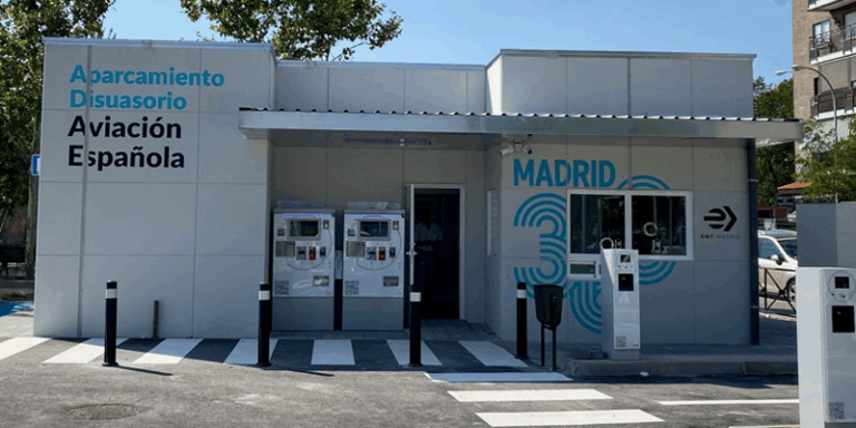 Marquesinas fotovoltaicas en el aparcamiento disuasorio de Aviación Española para el autoabastecimiento de EMT Madrid y los vecinos