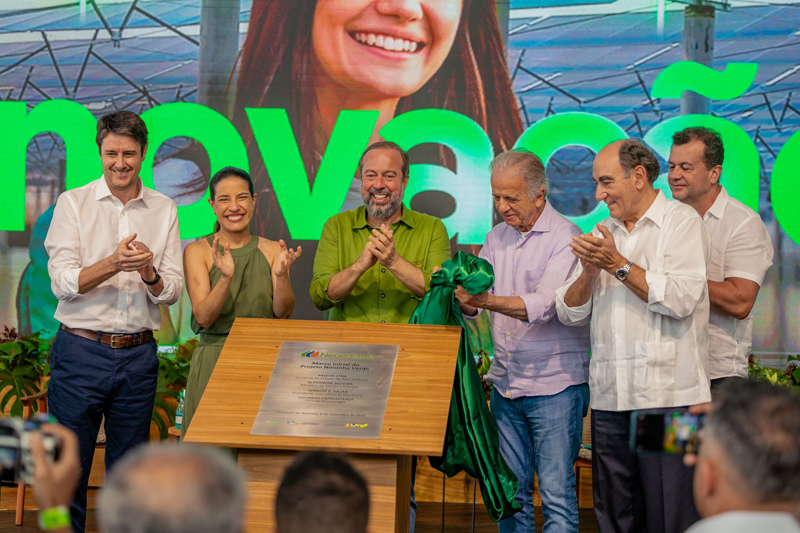 En el centro, el ministro de Minas y Energía de Brasil, Alexandre Silveira, junto a otras autoridades políticas y empresariales, en el lanzamiento del proyecto Noronha Verde.