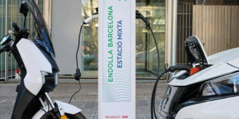 En marcha las primeras estaciones mixtas que permiten recargar coches y motos en Barcelona