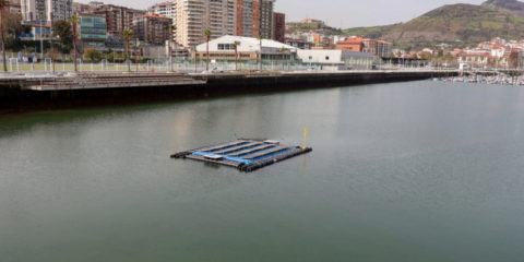 El Puerto de Bilbao prueba un piloto de energía solar flotante modular para entornos marinos