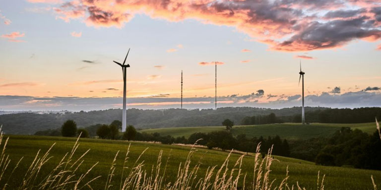 La Comisión Europea refuerza el apoyo a las comunidades energéticas a través de la contratación pública