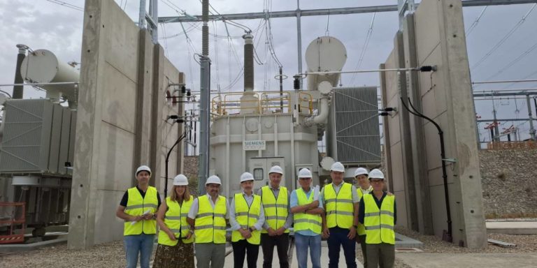 El delegado del Gobierno de España en Aragón, Fernando Beltrán, ha visitado la subestación, para conocer el alcance de los trabajos, ya finalizados, de instalación del nuevo transformador.