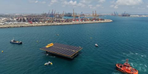 El Puerto de Valencia recibe la primera plataforma solar marina para iniciar sus pruebas