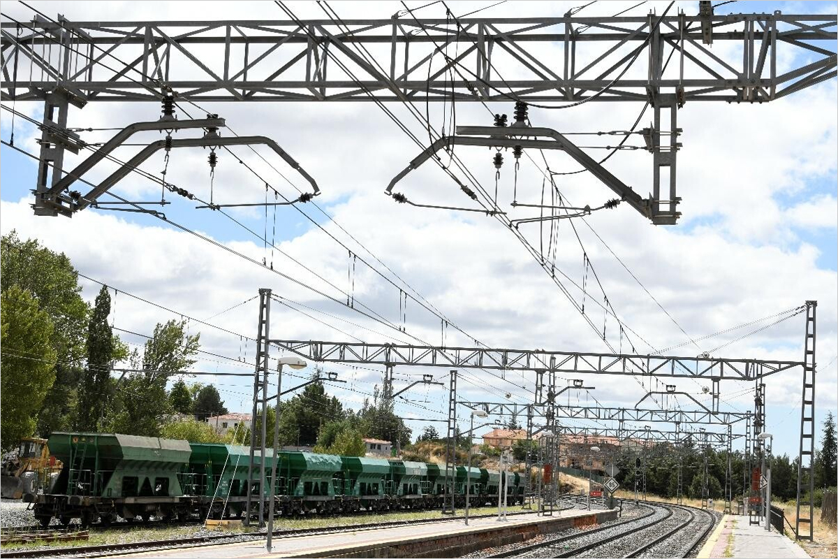 Adif licitará un contrato de 13,7 millones para optimizar la gestión de la electrificación ferroviaria