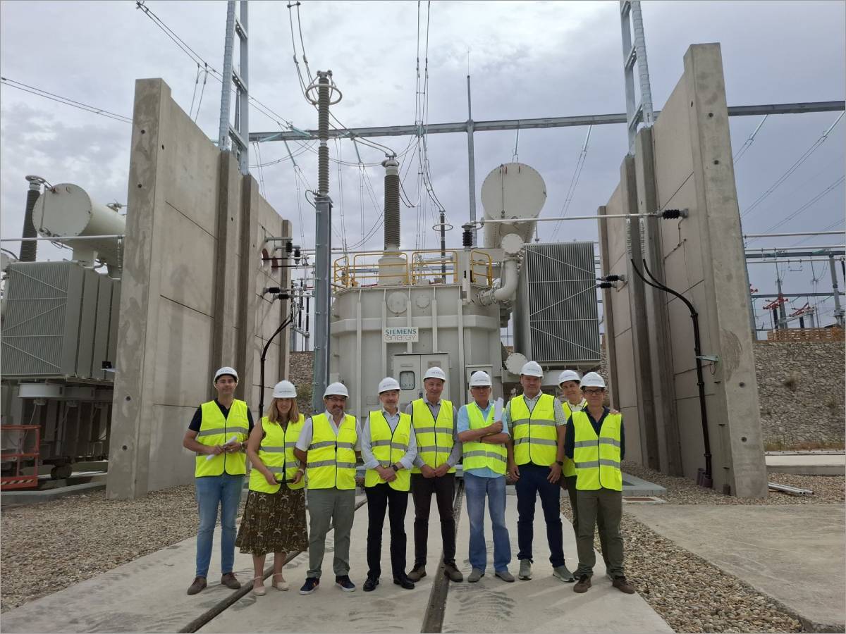 El delegado del Gobierno de España en Aragón, Fernando Beltrán, ha visitado la subestación, para conocer el alcance de los trabajos, ya finalizados, de instalación del nuevo transformador.