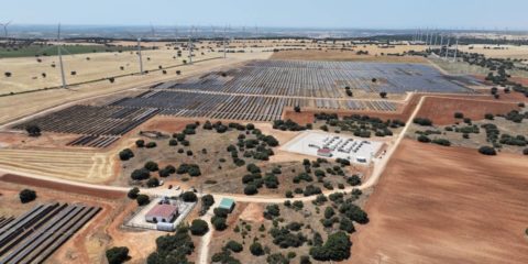 En marcha las pruebas del módulo de almacenamiento en baterías del parque híbrido en Las Lomillas