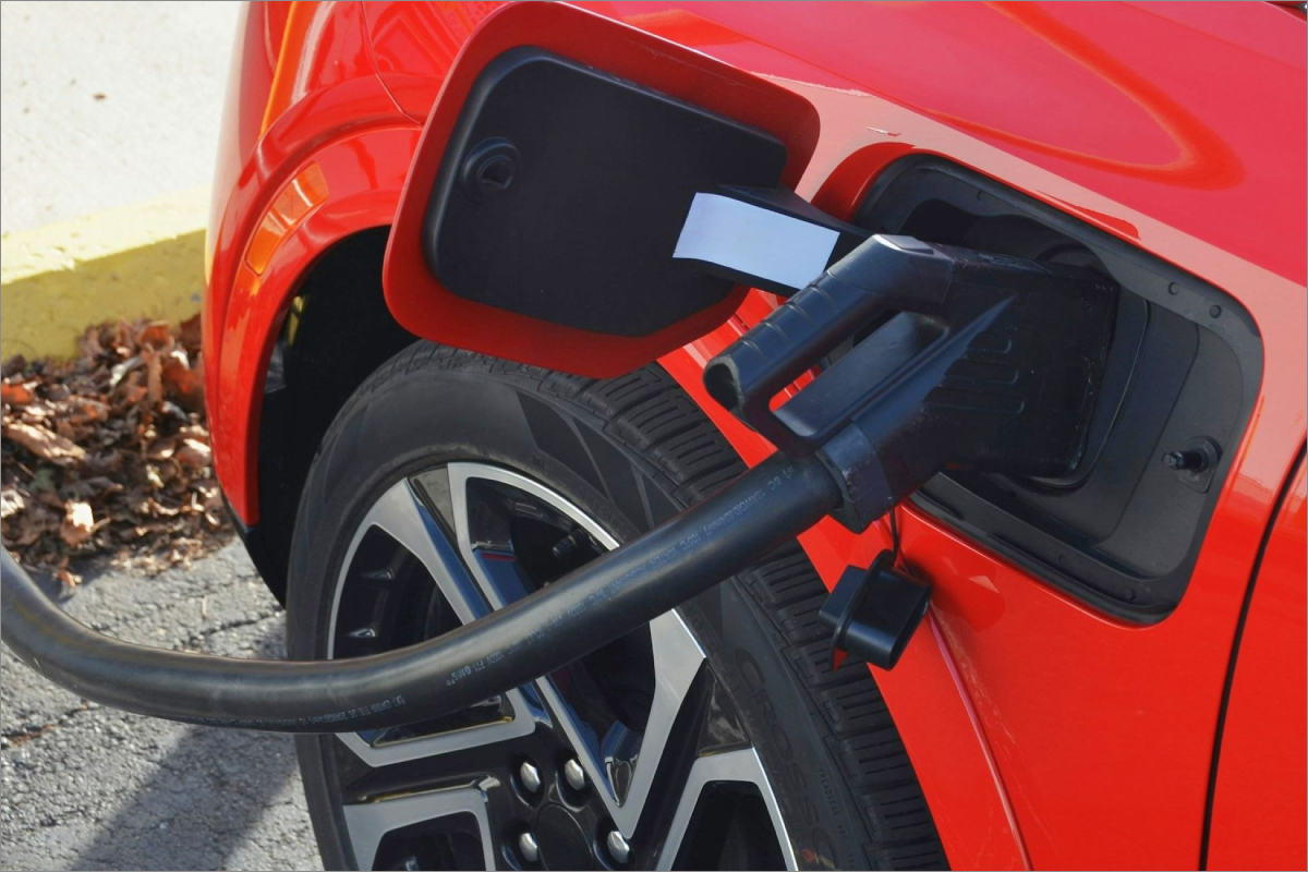 Punto de recarga pública para vehículo eléctrico en España, símbolo del avance de una red más operativa y fiable.