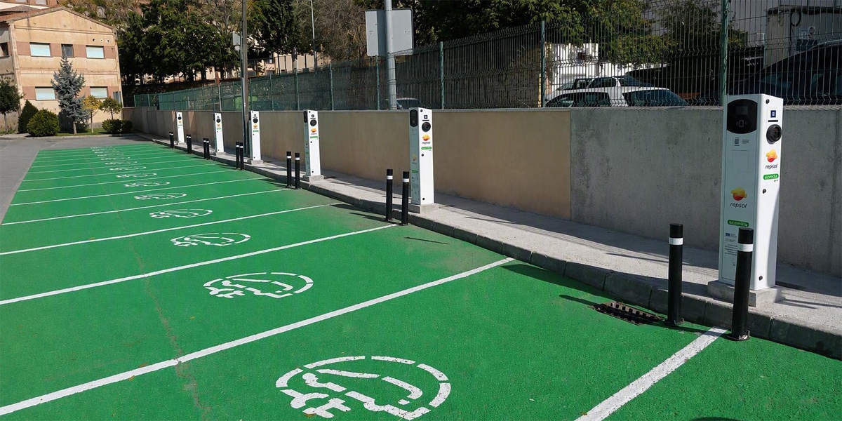Adif pone en servicio la segunda fase del despliegue de puntos de recarga con 96 plazas electrificadas