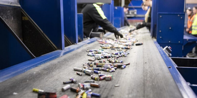 Reciclaje de baterías en la planta de BEBAT en Tiernen, Bélgica. © UE 2019