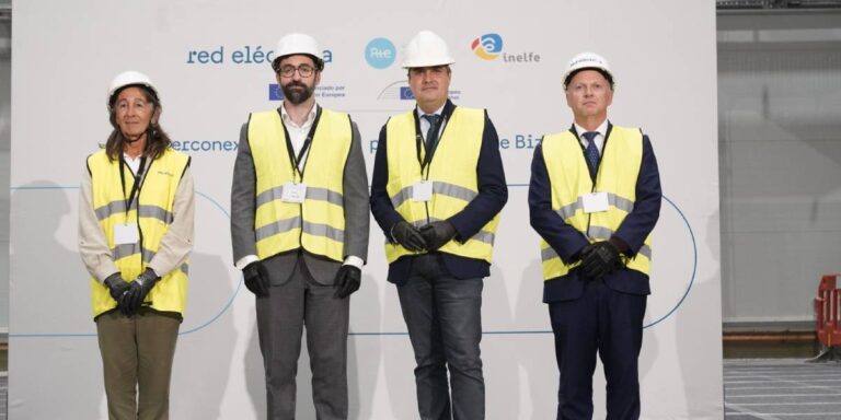 El secretario de Estado de Energía y el consejero delegado de Redeia visitan las obras de la interconexión con Francia por el Golfo de Bizkaia