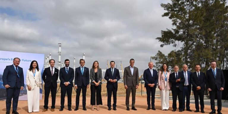 La construcción del Valle Andaluz de Hidrógeno Verde ha arrancado oficialmente con el acto de colocación de la primera piedra de la planta de hidrógeno verde impulsada por Moeve en Palos de la Frontera (Huelva). La primera fase del proyecto supondrá una inversión de 1.000 millones de euros, tendrá una capacidad inicial de 300 MW, ampliable hasta 405 MW, y podrá producir en torno a 50.000 toneladas de hidrógeno renovable al año. En su conjunto, el Valle Andaluz de Hidrógeno Verde podrá tener hasta 2.000 MW, una inversión de 3.000 millones de euros y 300.000 toneladas de hidrógeno verde. El acto de colocación de la primera piedra de la planta de hidrógeno verde impulsada por Moeve en Palos de la Frontera (Huelva), a la que seguirá una segunda sede en San Roque (Cádiz), van a permitir a Andalucía seguir reforzando su posicionamiento y su protagonismo a nivel europeo dentro de un sector que se encuentra en pleno auge. Al acto celebrado este jueves han asistido el presidente del Gobierno, Pedro Sánchez; la vicepresidenta tercera y ministra para la Transición Ecológica y el Reto Demográfico, Sara Aagesen; el presidente de la Junta de Andalucía, Juan Manuel Moreno Bonilla, y el delegado del Gobierno en Andalucía, Pedro Fernández. El presidente del Gobierno, Pedro Sánchez, ha subrayado que el hidrógeno verde es un "proyecto de país", que contribuye a avanzar en la cuestión climática y en autonomía y seguridad. Asimismo, ha destacado que proyectos como el Valle Andaluz del Hidrógeno Verde, de Moeve, en Huelva, que inicia su construcción y ha recibido 300 millones de euros de apoyo público, muestra "una parte de la solución a la emergencia climática" y "del futuro de Huelva y Andalucía, del futuro industrial y energético de España". Por su parte, el presidente de la Junta de Andalucía, Juanma Moreno, ha destacado el liderazgo que Andalucía viene mostrando en el ámbito de las energías limpias, el cual le ha llevado a ocupar actualmente el primer puesto a nivel nacional de potencia de generación eléctrica renovable, así como la trascendencia de acoger proyectos como el Valle del Hidrógeno Verde, que ya empieza a ser una realidad. El proyecto del Valle del Hidrógeno Verde lleva en manos de la Unidad Aceleradora de Proyectos desde febrero de 2025, pero la acción del Gobierno andaluz en el ámbito medioambiental y renovable se remonta a casi 8 años atrás. Otro hito relevante a destacar es la constitución, en marzo 2023, de la Alianza Andaluza por el Hidrógeno Verde.