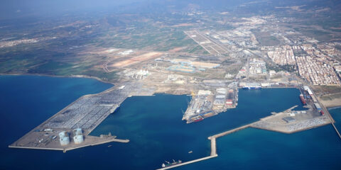 Valenciaport adjudica la dirección de obra para conectar fotovoltaica flotante y undimotriz a sus redes