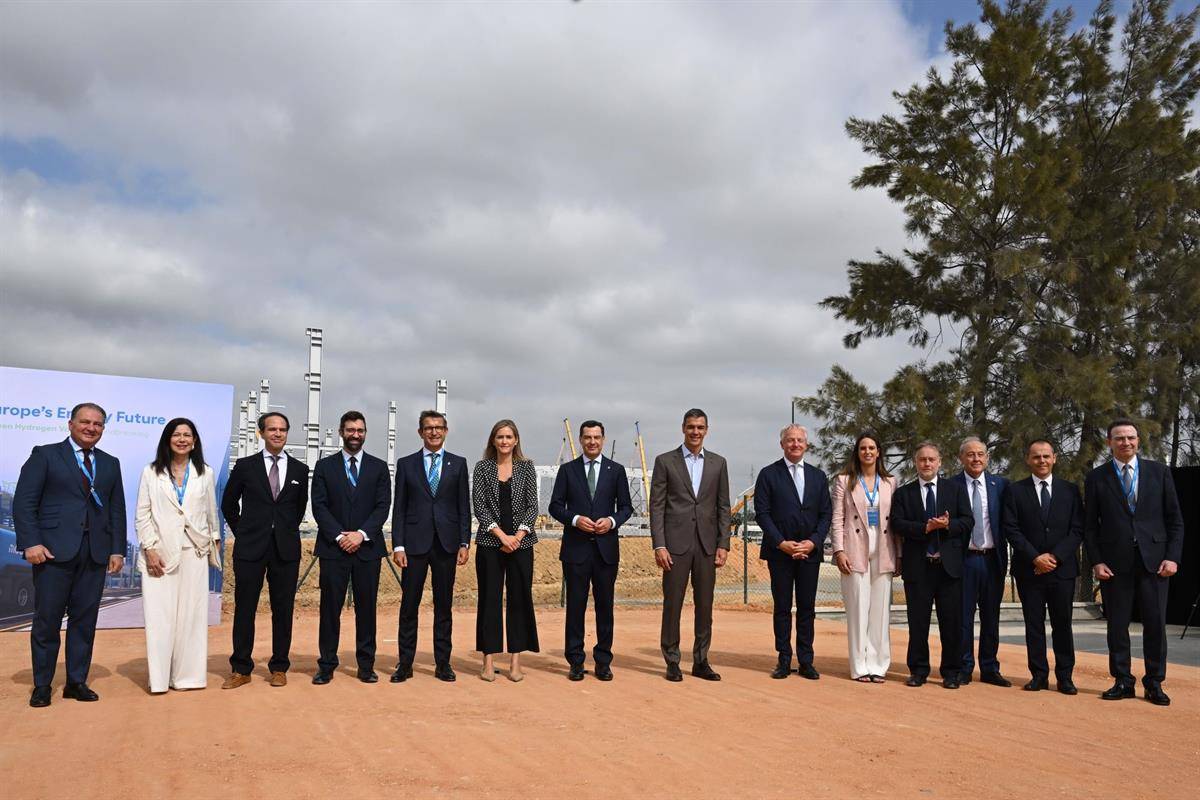 La construcción del Valle Andaluz de Hidrógeno Verde ha arrancado oficialmente con el acto de colocación de la primera piedra de la planta de hidrógeno verde impulsada por Moeve en Palos de la Frontera (Huelva). La primera fase del proyecto supondrá una inversión de 1.000 millones de euros, tendrá una capacidad inicial de 300 MW, ampliable hasta 405 MW, y podrá producir en torno a 50.000 toneladas de hidrógeno renovable al año. En su conjunto, el Valle Andaluz de Hidrógeno Verde podrá tener hasta 2.000 MW, una inversión de 3.000 millones de euros y 300.000 toneladas de hidrógeno verde.El acto de colocación de la primera piedra de la planta de hidrógeno verde impulsada por Moeve en Palos de la Frontera (Huelva), a la que seguirá una segunda sede en San Roque (Cádiz), van a permitir a Andalucía seguir reforzando su posicionamiento y su protagonismo a nivel europeo dentro de un sector que se encuentra en pleno auge. Al acto celebrado este jueves han asistido el presidente del Gobierno, Pedro Sánchez; la vicepresidenta tercera y ministra para la Transición Ecológica y el Reto Demográfico, Sara Aagesen; el presidente de la Junta de Andalucía, Juan Manuel Moreno Bonilla, y el delegado del Gobierno en Andalucía, Pedro Fernández. El presidente del Gobierno, Pedro Sánchez, ha subrayado que el hidrógeno verde es un "proyecto de país", que contribuye a avanzar en la cuestión climática y en autonomía y seguridad. Asimismo, ha destacado que proyectos como el Valle Andaluz del Hidrógeno Verde, de Moeve, en Huelva, que inicia su construcción y ha recibido 300 millones de euros de apoyo público, muestra "una parte de la solución a la emergencia climática" y "del futuro de Huelva y Andalucía, del futuro industrial y energético de España". Por su parte, el presidente de la Junta de Andalucía, Juanma Moreno, ha destacado el liderazgo que Andalucía viene mostrando en el ámbito de las energías limpias, el cual le ha llevado a ocupar actualmente el primer puesto a nivel nacional de potencia de generación eléctrica renovable, así como la trascendencia de acoger proyectos como el Valle del Hidrógeno Verde, que ya empieza a ser una realidad. El proyecto del Valle del Hidrógeno Verde lleva en manos de la Unidad Aceleradora de Proyectos desde febrero de 2025, pero la acción del Gobierno andaluz en el ámbito medioambiental y renovable se remonta a casi 8 años atrás. Otro hito relevante a destacar es la constitución, en marzo 2023, de la Alianza Andaluza por el Hidrógeno Verde. 