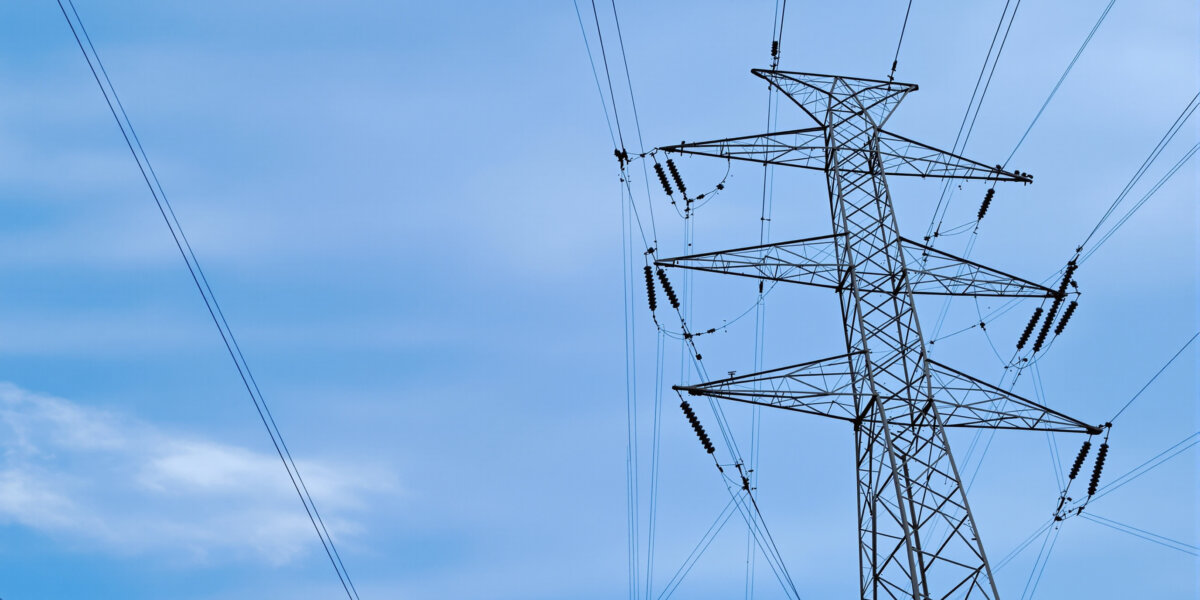 No se ha proporcionado imagen; la noticia aborda las restricciones técnicas del sistema eléctrico y el precio de la luz.