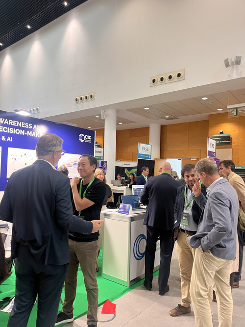 Profesionales conversan en el stand de CIC Consulting Informático durante Smart Energy Congress 2026.