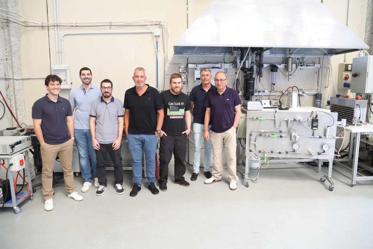 Sistema de laboratorio para producir hidrógeno verde con un electrolizador y convertirlo en electricidad con una pila de combustible.